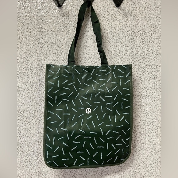 Lululemon shopping back in green and white - Picture 1 of 5